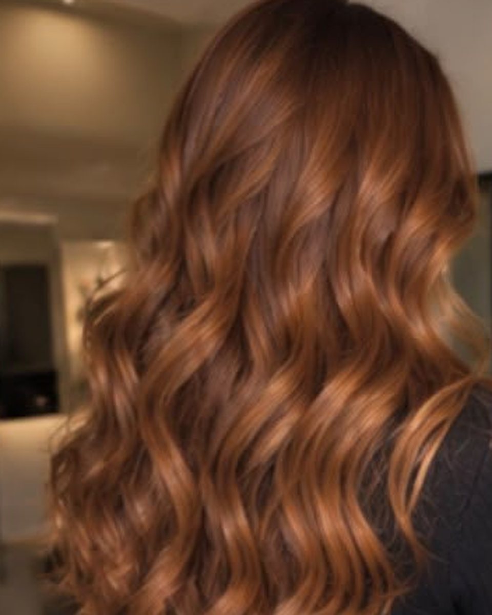 Exemple de couleur cuivrée lumineuse sur cheveux longs ondulés