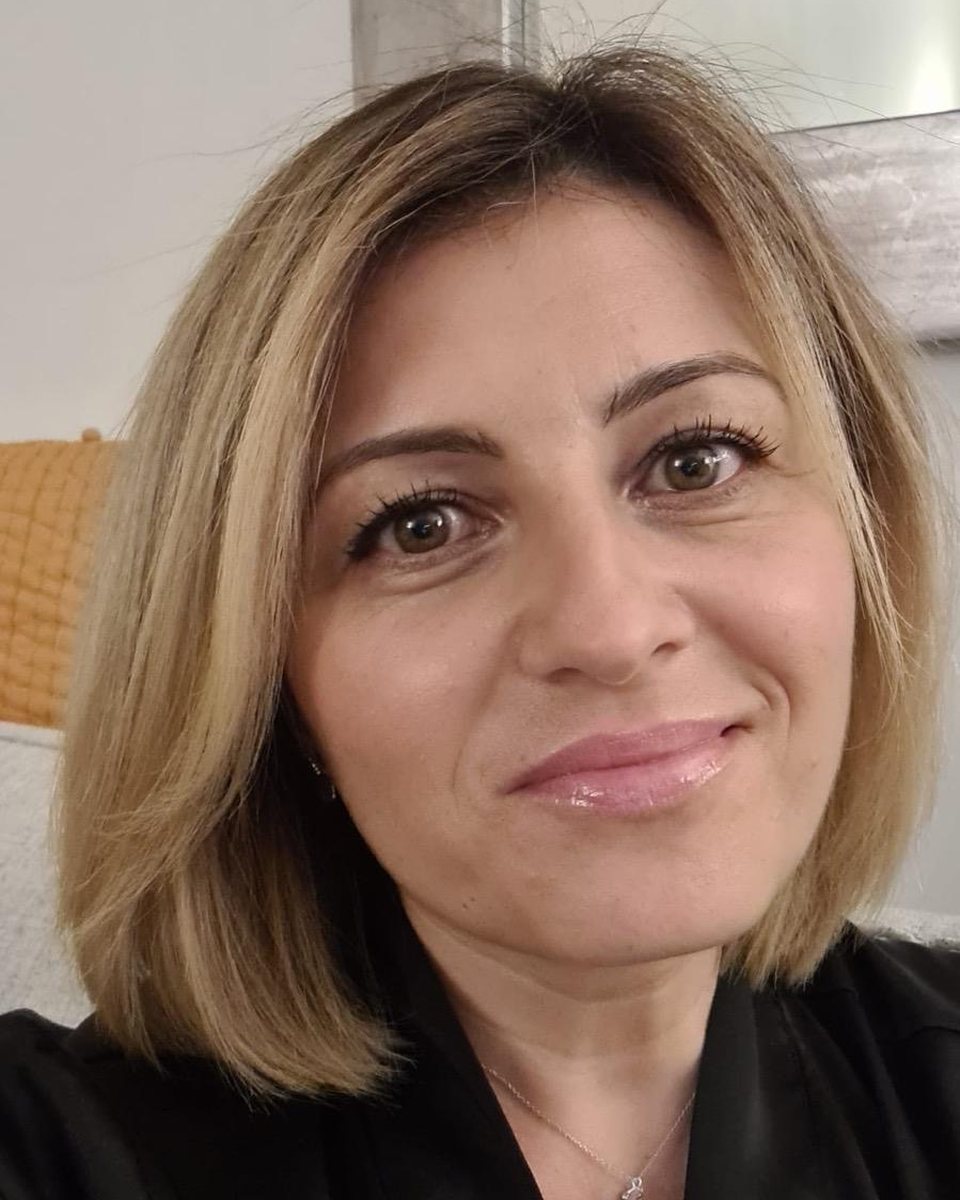 Carré lisse aux pointes souples avec reflets blonds, coupé au salon